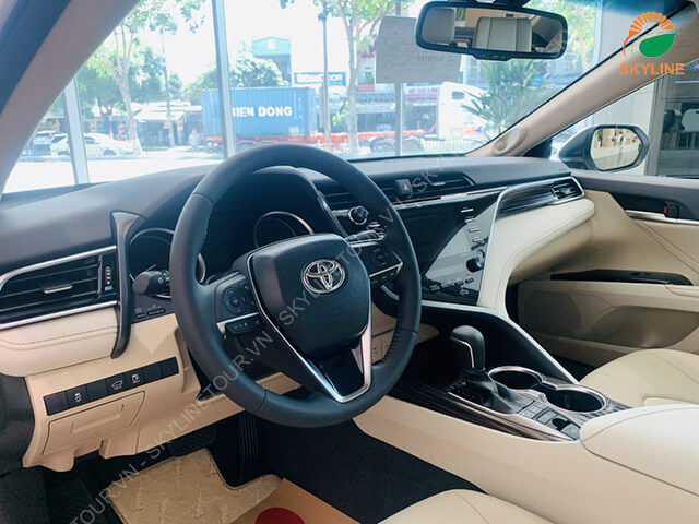 cho-thue-xe-4-cho-toyota-camry-tai-ha-noi-3