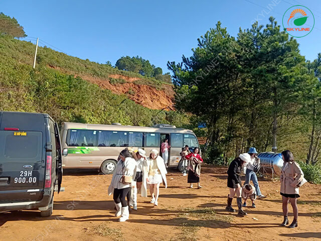 Khách du lịch thuê xe 16 chỗ đi du xuân, lễ hội