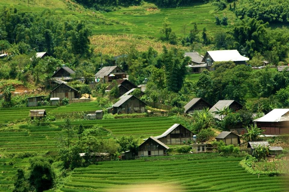 Những nếp nhà sàn xinh xắn nép bên sườn núi ở Mai Châu