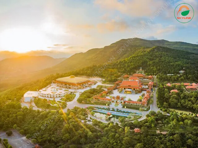 thue-xe-skyline-di-chua-ba-vang