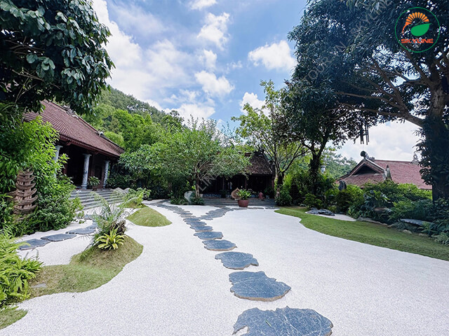 Khuôn viên sân sỏi trắng độc đáo tại chùa Địa Tạng Phi Lai Tự