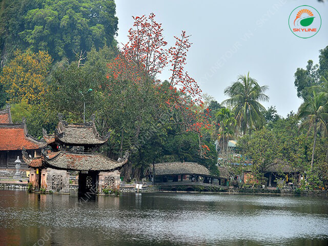 Toàn cảnh chùa Thầy Quốc Oai Hà Nội nhìn từ hồ Long Chiểu