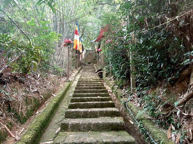 Bậc đá ong chùa Tây Phương Thạch Thất Hà Nội