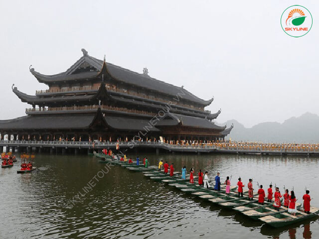 Du thuyền trên hồ Tam Chúc Hà Nam khi tham quan chùa