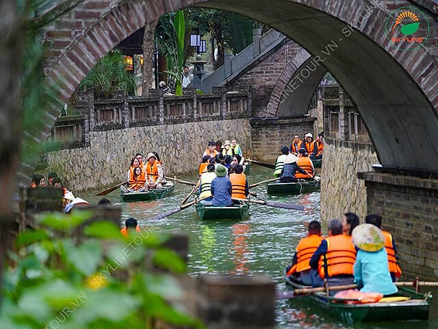 Du khách trải nghiệm chèo thuyền tại Thung Ui khi sử dụng dịch vụ thuê xe Hà Nội đi Thung Ui