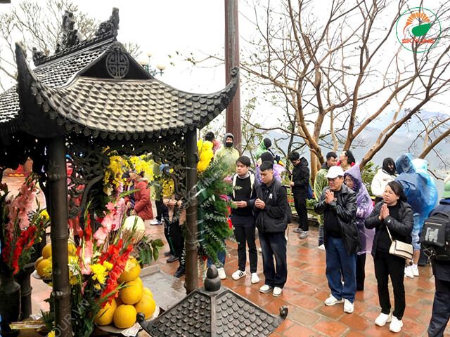 Du khách thắp hương cầu nguyện tại Yên Tử